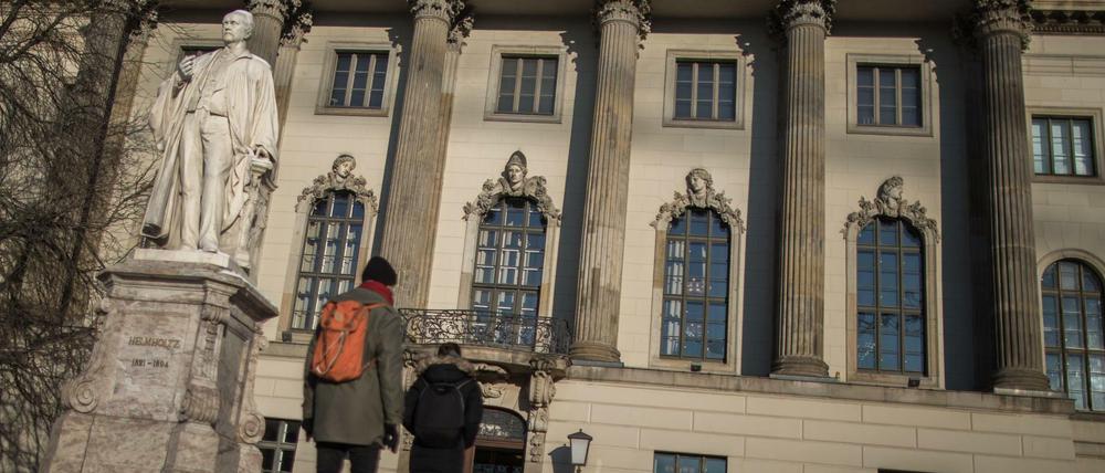 Studenten gehen in das Hauptgebäude der Humboldt Universität in Berlin.