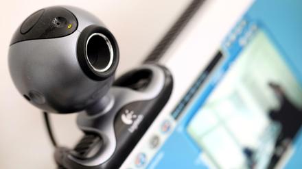 Die Verdächtigen sollen die Kinder-Pornografie selbst produziert haben.