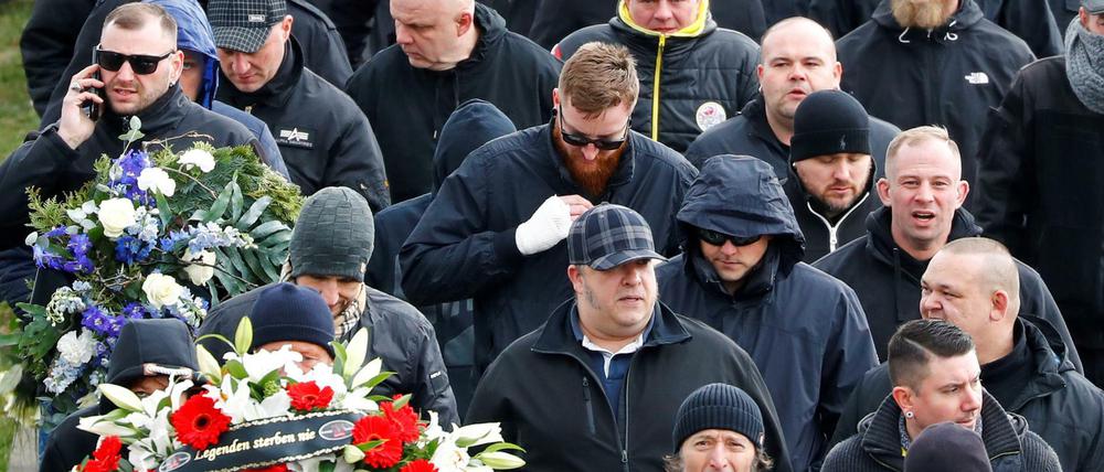 Die Trauergemeinschaft auf dem Weg zur Beerdigung von Thomas Haller.