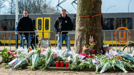 Gedenken am Tatort an einer Straßenbahnhaltestelle in Utrecht