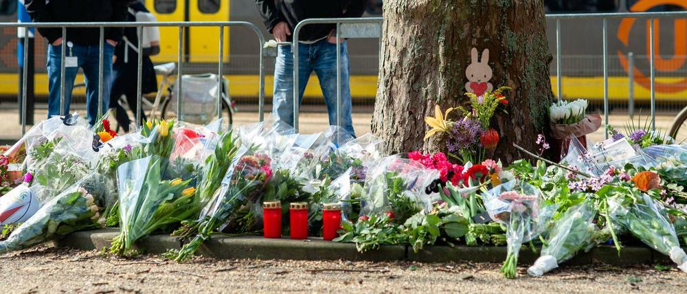 Gedenken am Tatort an einer Straßenbahnhaltestelle in Utrecht