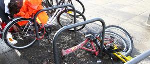 Schrottfahrrad auf dem Alexanderplatz in Berlin-Mitte.
