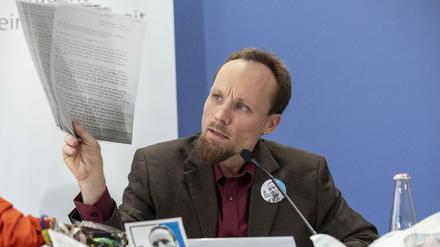 Billy Six bei einer Pressekonferenz nach seiner Rückkehr aus Venezuela in Berlin. 