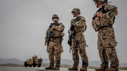 : Soldaten der Bundeswehr bewachen am 25.03.2018 einen Konvoi im Feldlager Camp Marmal bei Masar-i-Scharif in Afghanistan.