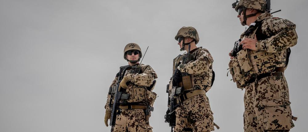 : Soldaten der Bundeswehr bewachen am 25.03.2018 einen Konvoi im Feldlager Camp Marmal bei Masar-i-Scharif in Afghanistan.