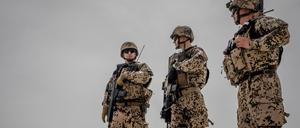 : Soldaten der Bundeswehr bewachen am 25.03.2018 einen Konvoi im Feldlager Camp Marmal bei Masar-i-Scharif in Afghanistan.