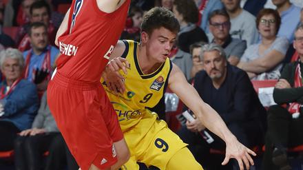 Oben und unten: Jonas Mattisseck hat schon für Alba auf der großen Bühne gestanden, spielt aber auch noch regelmäßig für Lok Bernau in der dritten Liga.