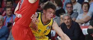 Oben und unten: Jonas Mattisseck hat schon für Alba auf der großen Bühne gestanden, spielt aber auch noch regelmäßig für Lok Bernau in der dritten Liga.