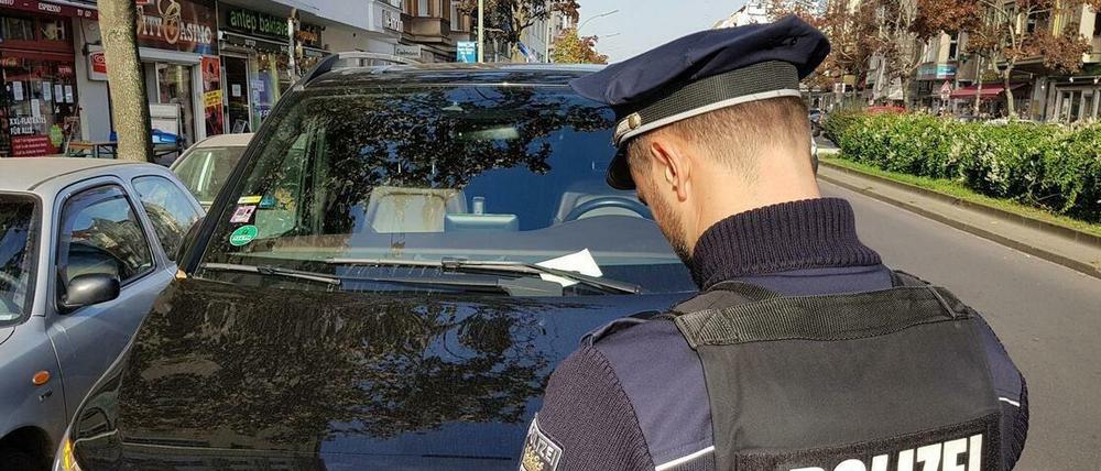 Das Falschparken eines Vaters vor der Grundschule seiner Tochter führte zur Prügelei mit einem Polizisten.