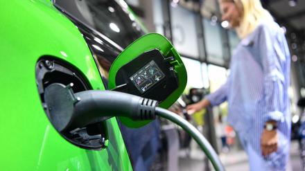 Die deutschen Autobauer investieren viel im Bereich der E-Autos.