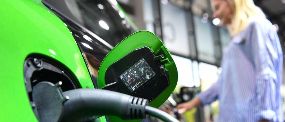 Die deutschen Autobauer investieren viel im Bereich der E-Autos.