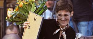 Anke Stelling freut sich über ihre Auszeichnung für ihren Roman "Schäfchen im Trockenen".