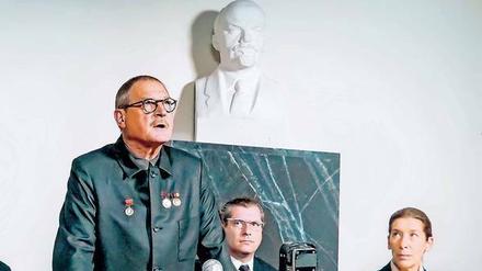 Moskau, Swerdlow-Saal des Kreml, 15. Mai 1955. Bertolt Brecht (Burghart Klaußner, links) bedankt sich, dass er den Stalin-Preis verliehen bekommen hat. Helene Weigel, seine Frau (Adele Neuhauser), kommt ohne Begeisterung aus.