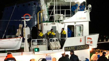 Das Schiff "Mare Jonio" im Hafen der Insel Lampedusa
