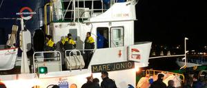 Das Schiff "Mare Jonio" im Hafen der Insel Lampedusa