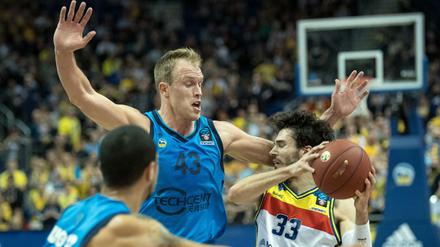 Eng bewacht. Luke Sikma (m.) war ein aufmerksamer Verteidiger am Dienstag.