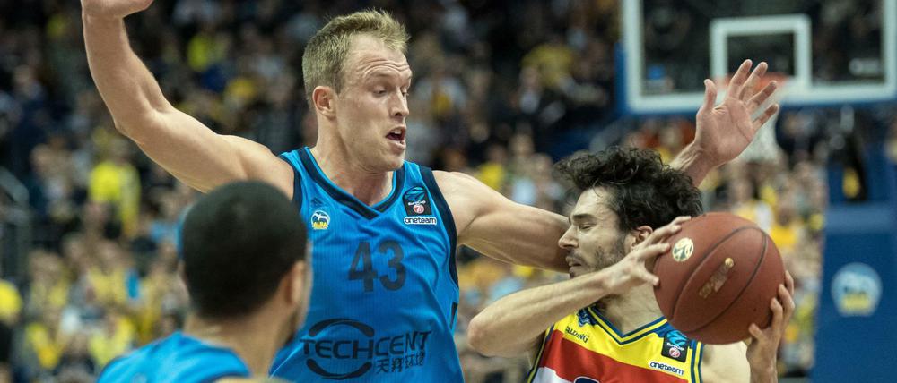 Eng bewacht. Luke Sikma (m.) war ein aufmerksamer Verteidiger am Dienstag.