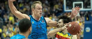 Eng bewacht. Luke Sikma (m.) war ein aufmerksamer Verteidiger am Dienstag.