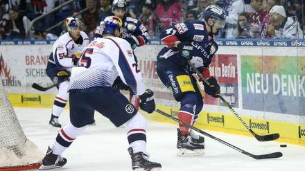 Louis-Marc Aubry schirmt die Scheibe erfolgreich ab. Das soll ihm und seinen Kollegen auch am Freitag wieder gelingen.