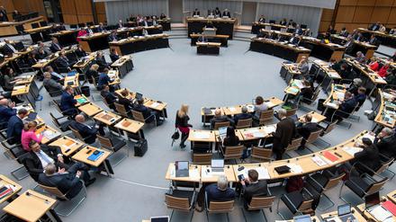 Abgeordnete nehmen an der 39. Plenarsitzung des Berliner Abgeordnetenhauses teil.