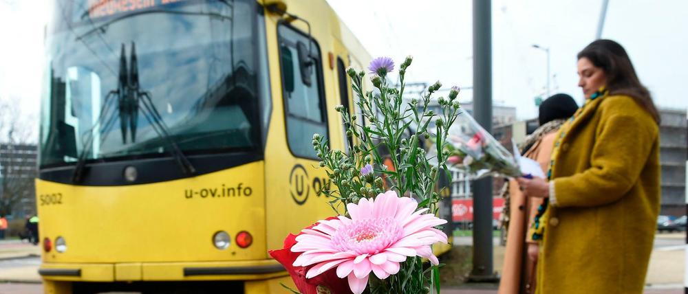 Blumen zum Gedenken an die Opfer des Angriffs in einer Straßenbahn in Utrecht
