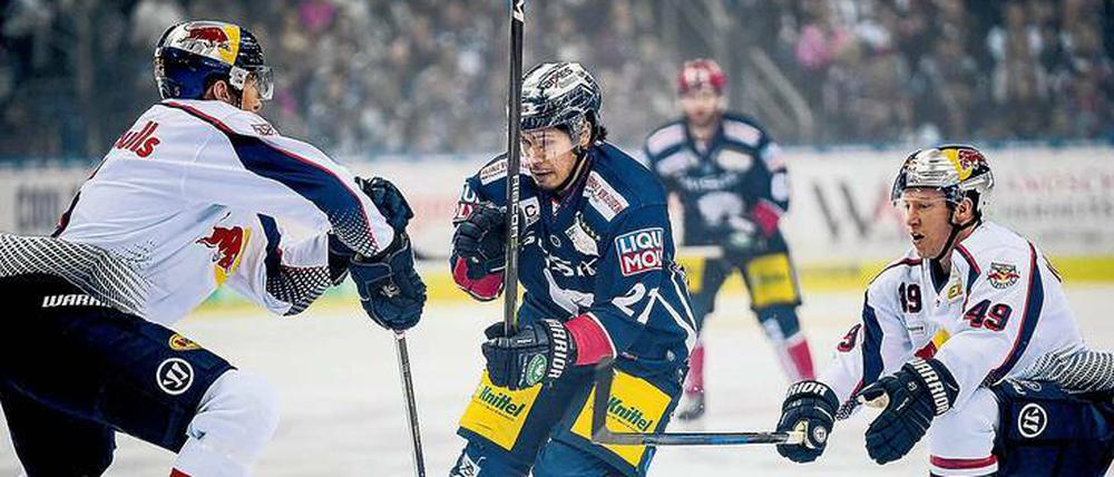 Hart gestoppt. Münchens Keith Aulie (l.) bremst Berlins Austin Ortega aus. Es war eine typische Szene für einen bitteren Abend, den die Eisbären gegen den Deutschen Meister erlebten. 