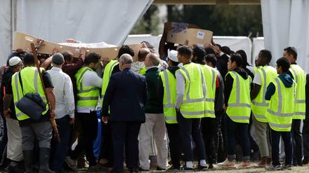 Neuseeland, Christchurch: Trauernde tragen die Leichen von zwei Opfern des rassistisch motivierten Attentats im Rahmen ihrer Beerdigung.