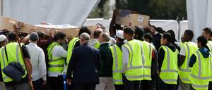 Neuseeland, Christchurch: Trauernde tragen die Leichen von zwei Opfern des rassistisch motivierten Attentats im Rahmen ihrer Beerdigung.