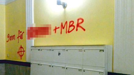 Die Drohungen an der Hauswand eines Mitarbeiters der MBR. 