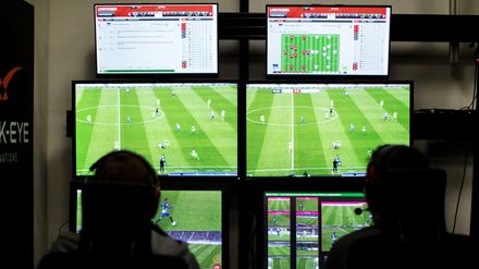 Genau hingeschaut. Auch in Liga zwei wird bei klaren Fehlentscheidungen künftig per Videobeweis ermittelt.