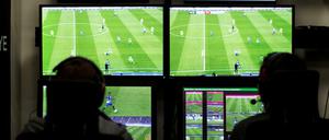 Genau hingeschaut. Auch in Liga zwei wird bei klaren Fehlentscheidungen künftig per Videobeweis ermittelt.