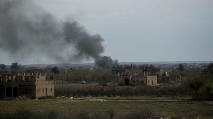 Eine Rauchsäule steigt über dem syrischen Ort Baghuz auf.