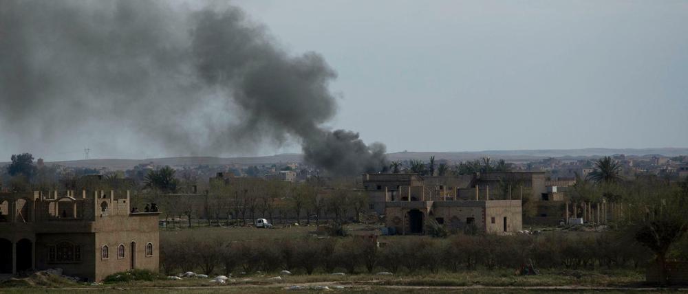Eine Rauchsäule steigt über dem syrischen Ort Baghuz auf.