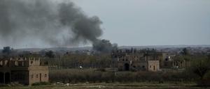 Eine Rauchsäule steigt über dem syrischen Ort Baghuz auf.