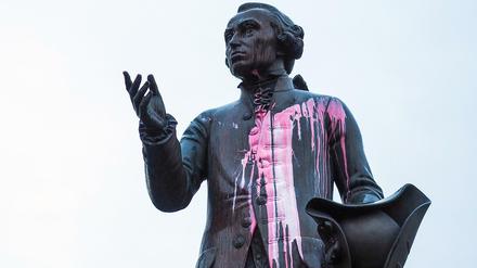 Vandalismus an der Statue des deutschen Aufklärers Immanuel Kant.