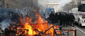 Eine Barrikade brennt bei "Gelbwesten"-Protesten am 16. März auf den Champs-Elysees.
