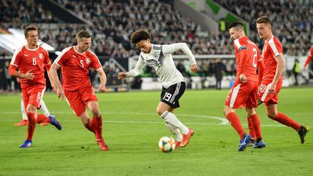 Deutsche Weltklasse. Leider wird Leroy Sané nicht nur von serbischen Gegenspielern attackiert.