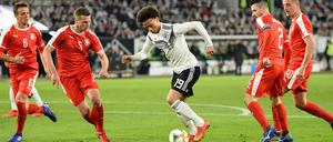 Deutsche Weltklasse. Leider wird Leroy Sané nicht nur von serbischen Gegenspielern attackiert.