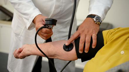 Blutdruckmessung beim Arzt: Die Deutschen geben immer mehr Geld für Gesundheit aus. 