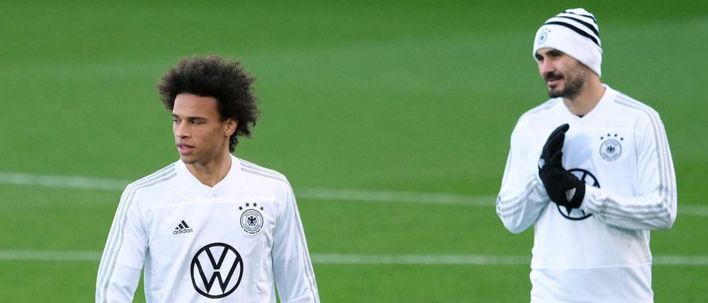Die deutschen Nationalspieler Leroy Sane (l) und Ilkay Gündogan.