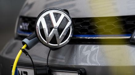 Ein Volkswagen an einer Ladesäule in Mainz