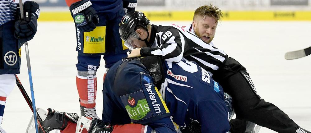 Schon am Boden? Eine kleine Chancen haben die Eisbären noch.