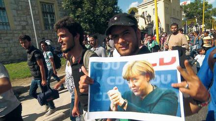 Auf ins gelobte Merkel-Land. Kaum hat sich herumgesprochen, dass die Bundesregierung mit Kanzlerin Angela Merkel an der Spitze die deutschen Grenzen geöffnet hat, brechen am 4. September 2015 die Flüchtlinge am Keleti-Bahnhof in Budapest auf. 