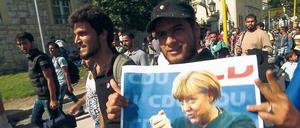 Auf ins gelobte Merkel-Land. Kaum hat sich herumgesprochen, dass die Bundesregierung mit Kanzlerin Angela Merkel an der Spitze die deutschen Grenzen geöffnet hat, brechen am 4. September 2015 die Flüchtlinge am Keleti-Bahnhof in Budapest auf. 
