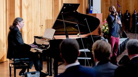 Früher Partner als Musiker, nun für ein Lied im Auswärtigen Amt wieder vereint: Walter Lindner , scheidender Staatssekretär, und der Kenianer Eric Wainaina.