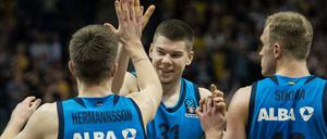 Gut gemacht: Martin Hermannsson, Rokas Giedraitis und Luke Sikma (v. l. n. r.) stehen mit Alba Berlin im Eurocup-Finale.