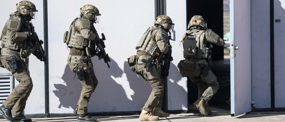 Einsatzbeamte des SEK stürmen im Rahmen einer Übung ein Gebäude. (Symbolbild)