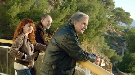 Menschliche Unordnung am Meer. Die Filmfamilie schaut in die Abendsonne.