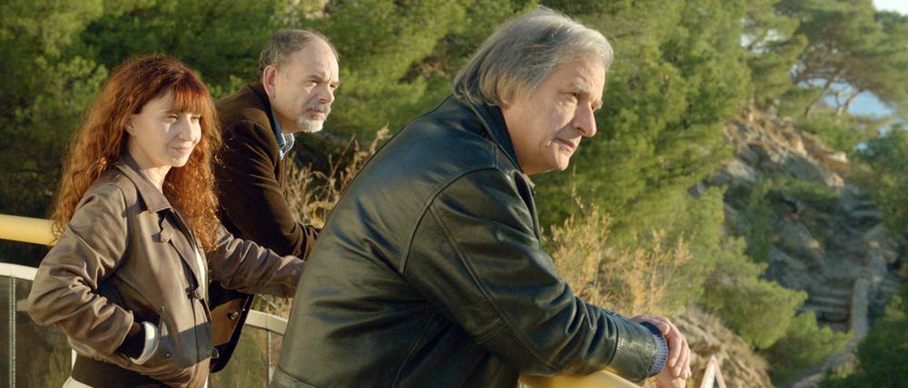 Menschliche Unordnung am Meer. Die Filmfamilie schaut in die Abendsonne.