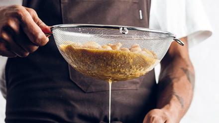Das weltberühmte Restaurant „Noma“ verrät Geheimnisse der Fermentation, etwa die Weißwein-Alternative: süßes Zitrus-Koji-Wasser, den Extrakt eines eingelegten Pilzes, um etwa Fisch oder Gemüse darin zu garen.